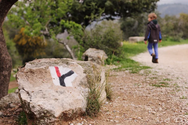 記号と小さな男の子をハイキング — ストック写真