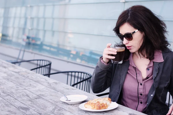 Vacker kvinna sitter i café — Stockfoto