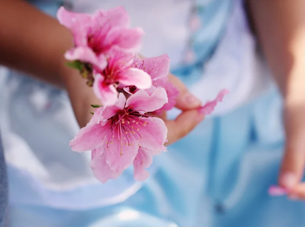 Little Girl Holding Flower — Stock Photo, Image