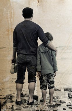 Baba ve oğul sahilde yürüyor.