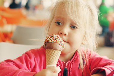 mutlu kız dondurma yeme