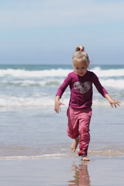 Дівчинка тікає від хвиль — стокове фото