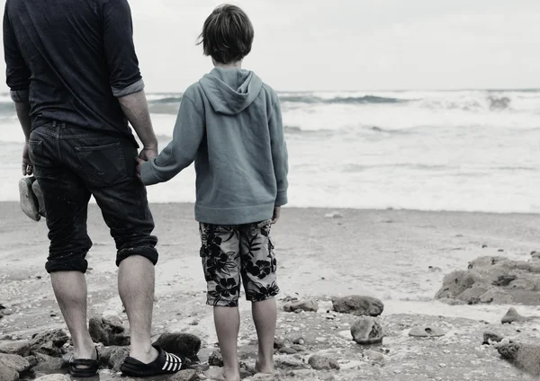 Pai e filho caminhando na praia — Fotografia de Stock