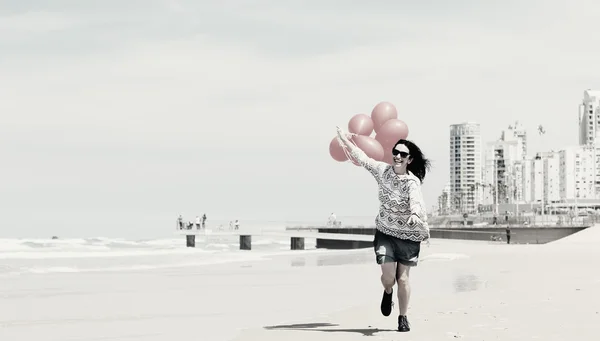 Femme tenant des ballons rouges — Photo