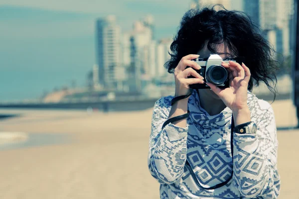 Mulher com câmera retro vintage — Fotografia de Stock