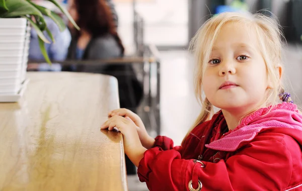 Mädchen sitzt im Café — Stockfoto