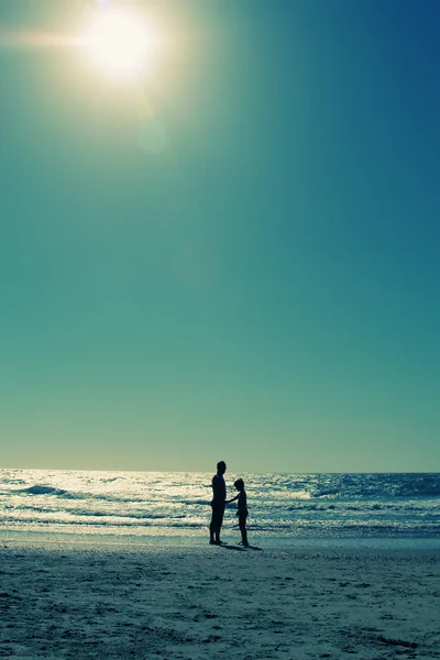 Baba ve oğul sahilde yürüyor. — Stok fotoğraf