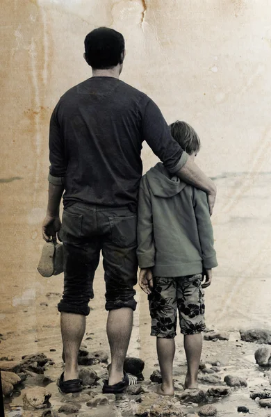 Baba ve oğul sahilde yürüyor. — Stok fotoğraf