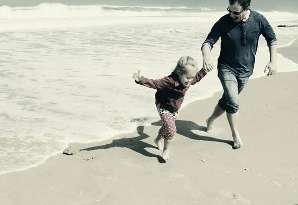 Far och dotter på stranden — Stockfoto