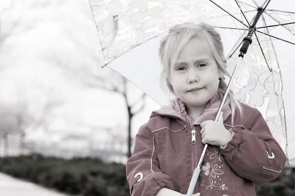 Adorabile ragazza che tiene l'ombrello — Foto Stock