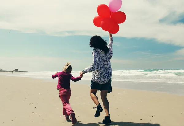 Madre e hija pequeña —  Fotos de Stock