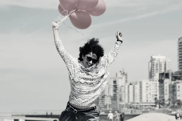 Vrouw bedrijf ballonnen — Stockfoto