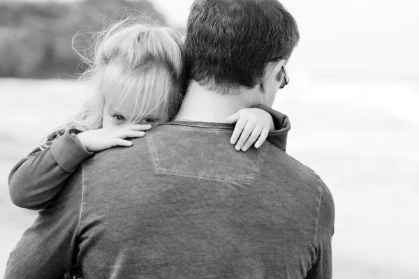 Padre che tiene sua figlia — Foto Stock