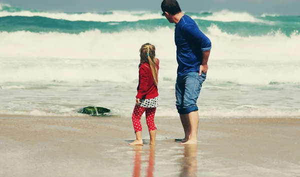 Père et fille marchant sur la plage — Photo