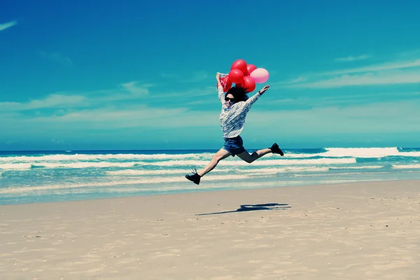 女人控股红气球 — 图库照片