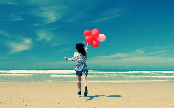 Femme tenant des ballons rouges — Photo