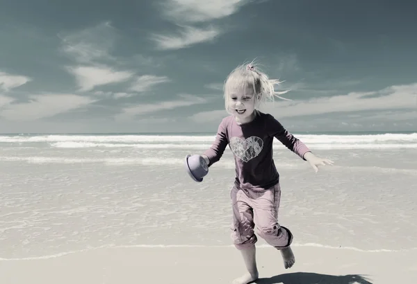 Girl running on the seacoast — Stock Photo, Image