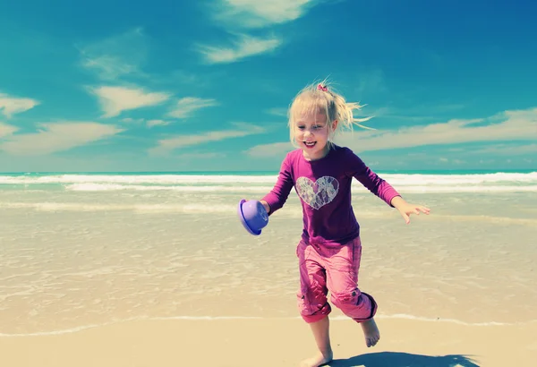 Girl running away from the waves — Stock Photo, Image