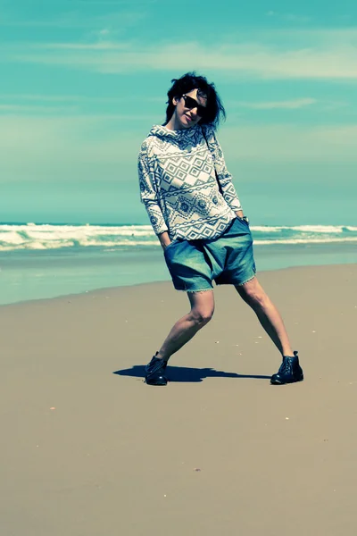 Vrouw plezier op het strand — Stockfoto