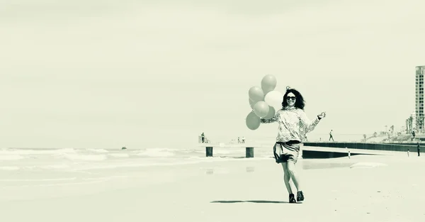 Kvinna innehav ballonger — Stockfoto