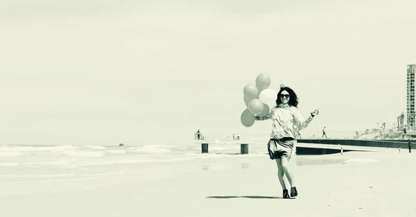 Frau mit Luftballons — Stockfoto