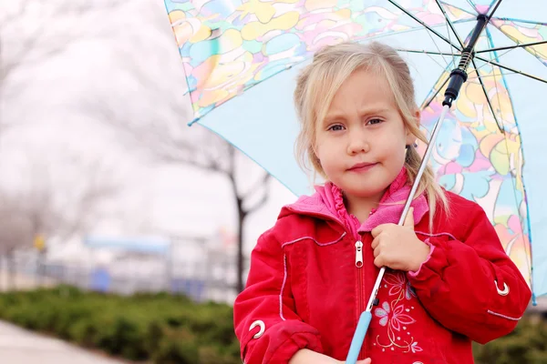 Dziewczynka gospodarstwa kolorowy parasol — Zdjęcie stockowe