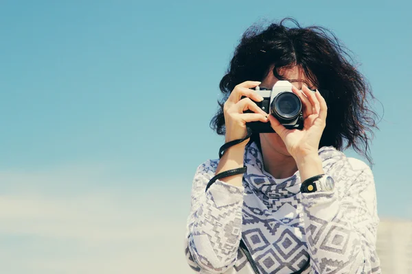 Жінка з старовинною ретро камерою — стокове фото