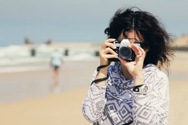 ヴィンテージ レトロなカメラを持つ女性 — ストック写真