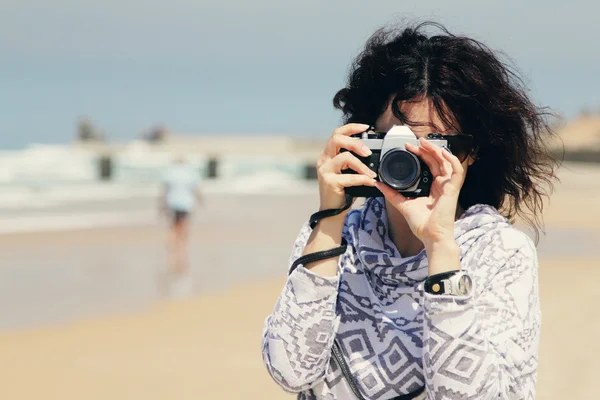 Vrouw met vintage retro camera — Stockfoto