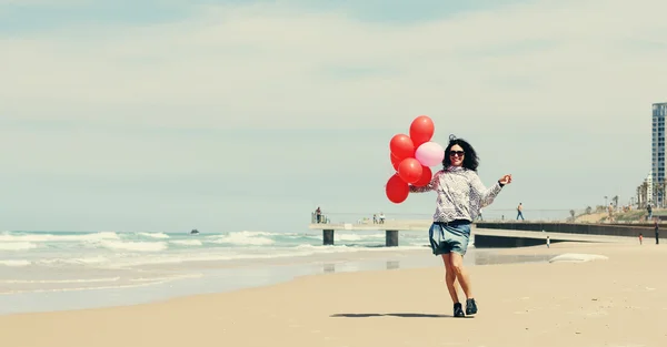 Donna in possesso di palloncini — Foto Stock