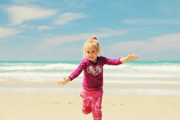 Girl running on the seacoast — Stock Photo, Image