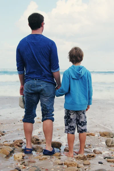 Pai e filho caminhando na praia — Fotografia de Stock