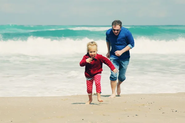 Pai e filha na praia — Fotografia de Stock