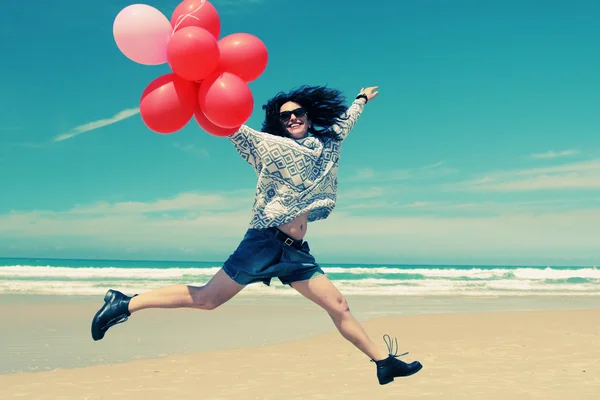 Vrouw bedrijf ballonnen — Stockfoto