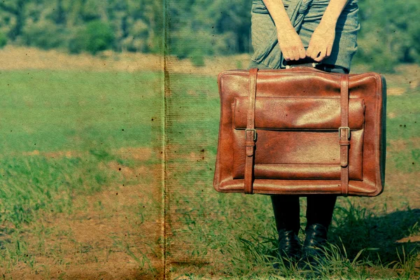 Frau mit Koffer — Stockfoto