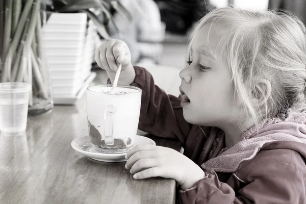 Fille assise dans un café — Photo