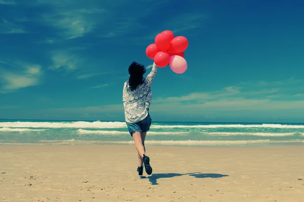 Kadın holding kırmızı balonlar — Stok fotoğraf
