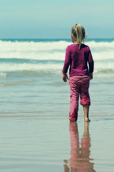 바다를 보고 있는 소녀 — 스톡 사진