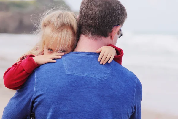 Padre sosteniendo a su hija — Foto de Stock