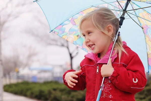 Dziewczynka gospodarstwa kolorowy parasol — Zdjęcie stockowe