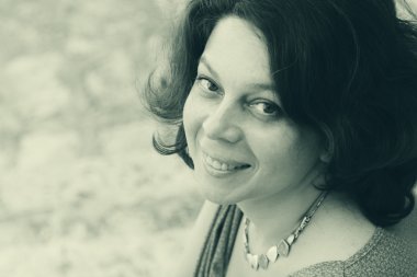 Güzel, gülümseyen kadın