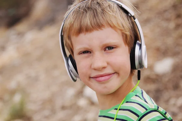 Schattige jongen met koptelefoon — Stockfoto