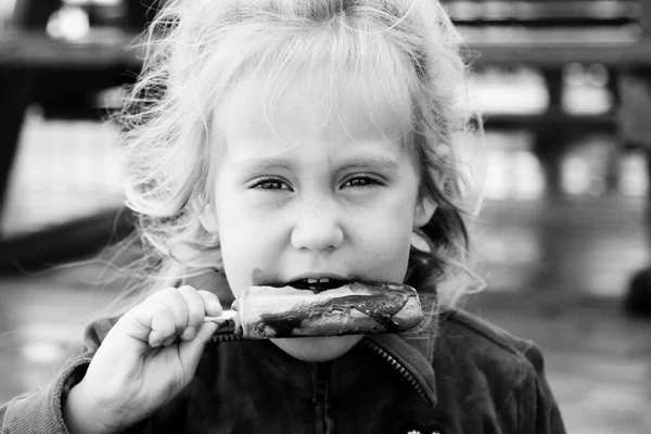 Meisje dat ijs eet — Stockfoto