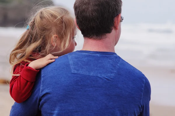 Padre e figlia sulla spiaggia — Foto Stock