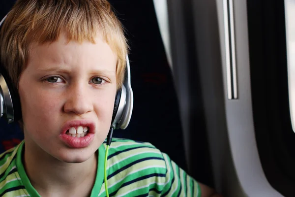 Söt pojke med hörlurar — Stockfoto