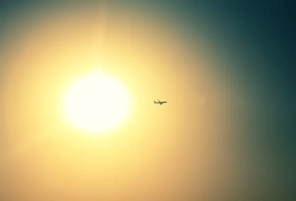 Silhueta de avião no céu — Fotografia de Stock