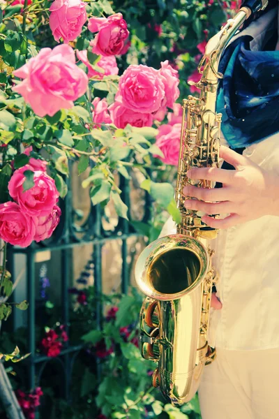 Saxofonista tocando no saxofone — Fotografia de Stock