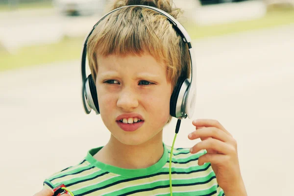 Lindo chico con auriculares —  Fotos de Stock