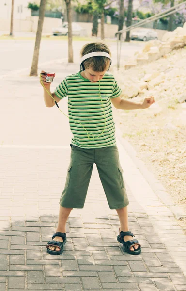 Niño con auriculares bailando en la calle —  Fotos de Stock