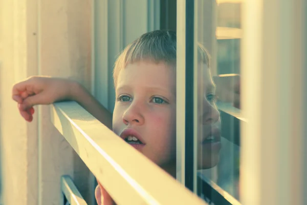 Garçon regardant par la fenêtre — Photo